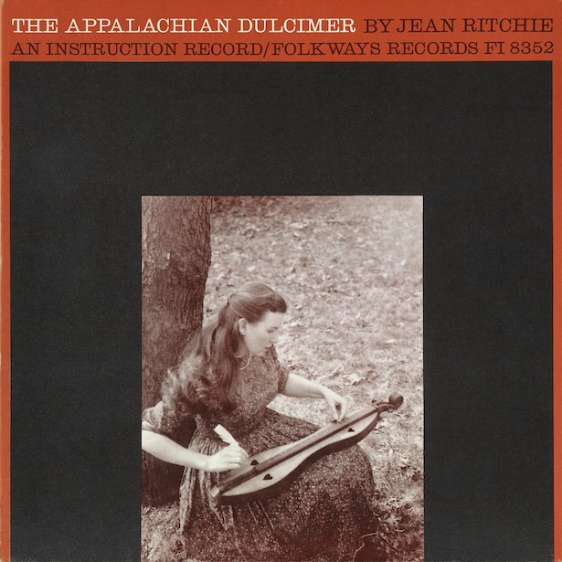Portada del disco LP de El dulcémele de los Apalaches que muestra a Jean Ritchie tocando el dulcimer.